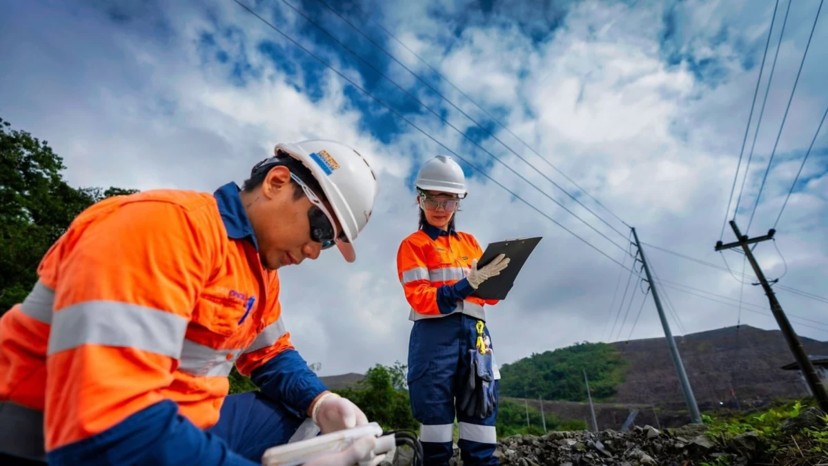 Technicians monitor real-time environmental data at the Didipio mine. Integrated risk management systems allowed OGP to identify operational hazards early and successfully process heightened water inflows during last year's severe weather.