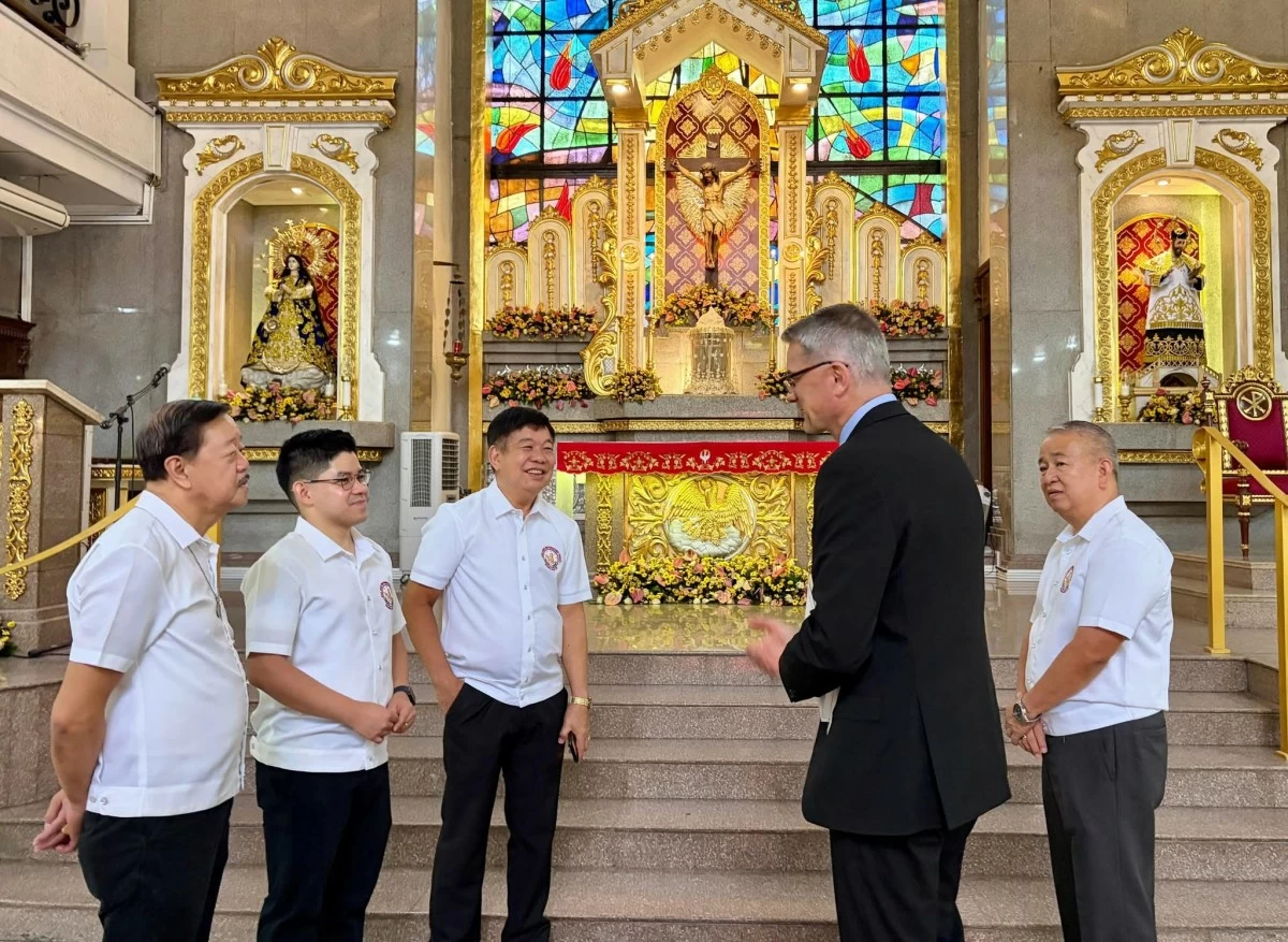 Czech Ambassador Karel Hejč with members of the San Juan Nepomuceno Parish in Pasay, including Brother Mark Brian Espino (second from left). (Photos: Czech Embassy)
