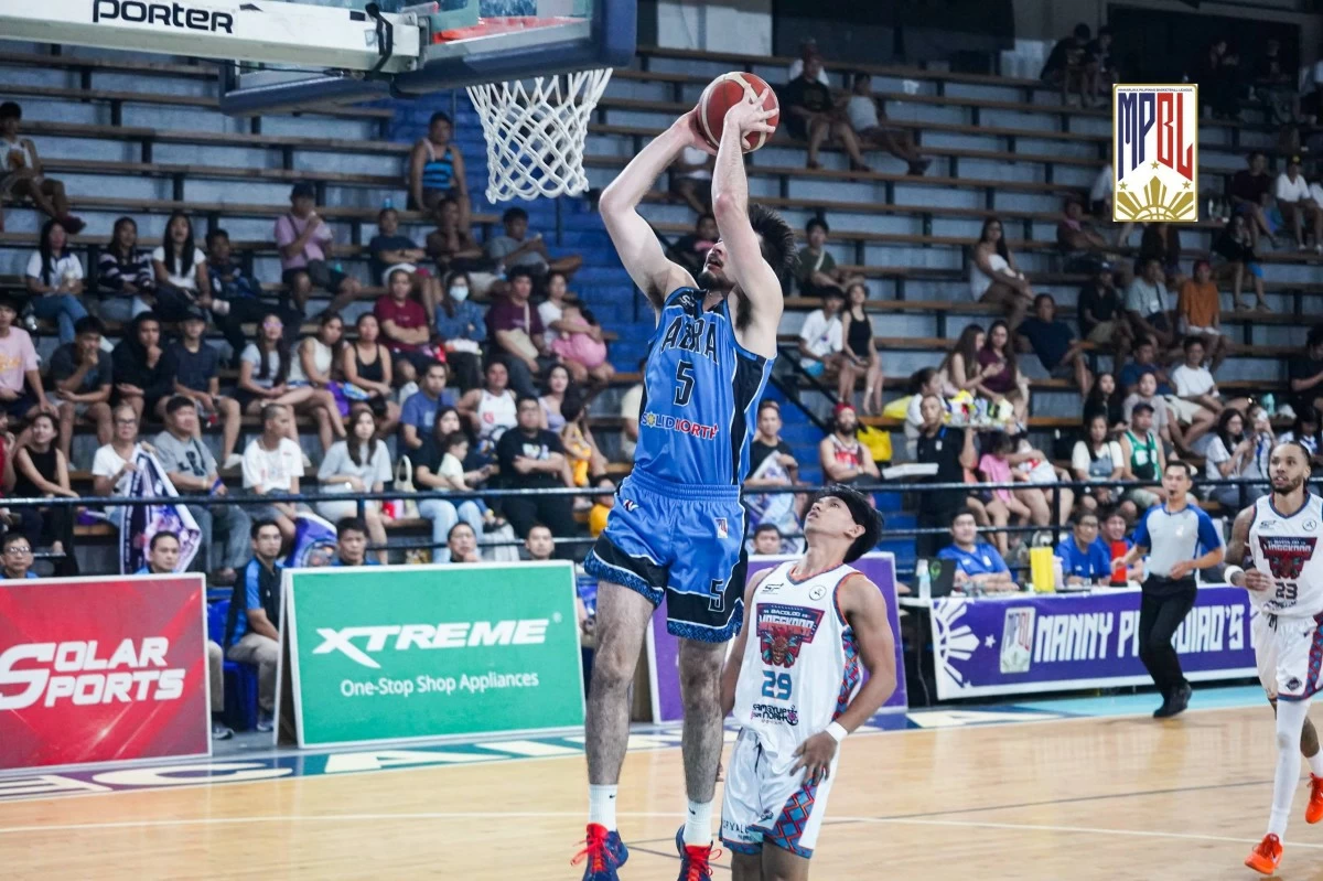 Tucker Molina delivers for the Abra Solid North Weavers. (MPBL)