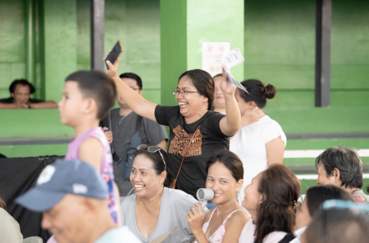 Attendees actively participate during the learning session.
