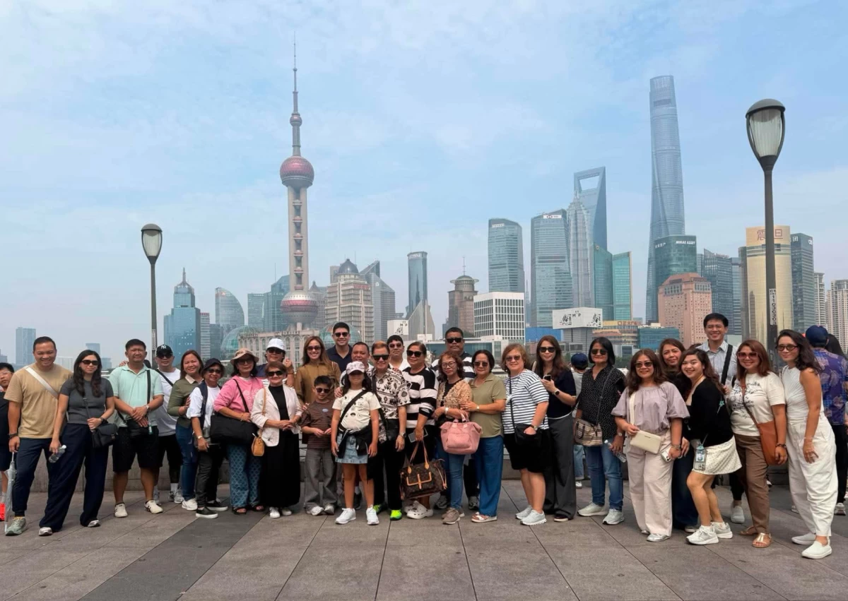 The group poses at the iconic Bund, the symbol of Shanghai. (Photo: Sta. Lucia Land)