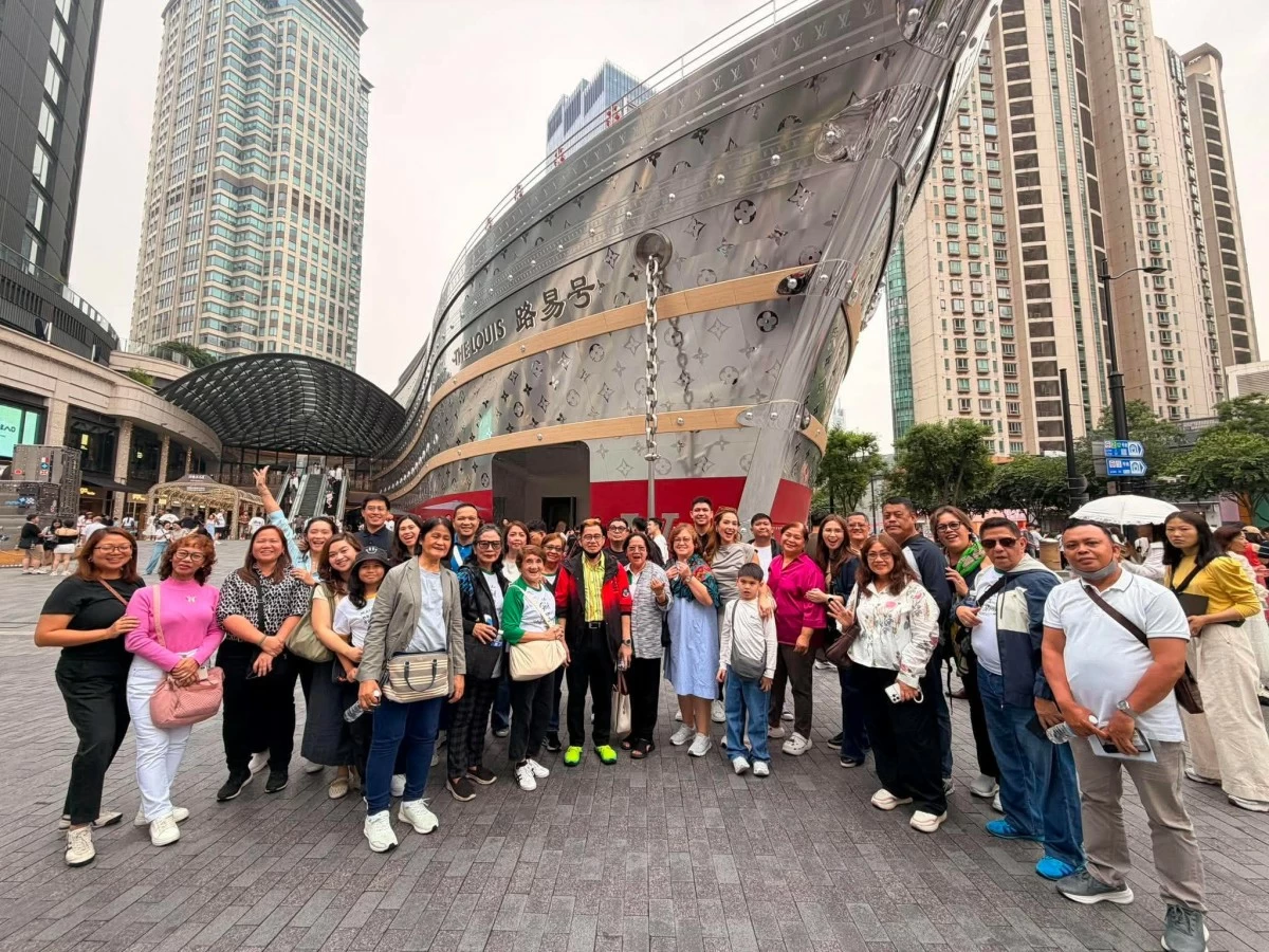 The group didn’t miss the chance to take a photo at the stunning ship installation outside the famous Louis Vuitton store in Shanghai. (Photo: Sta. Lucia Land)