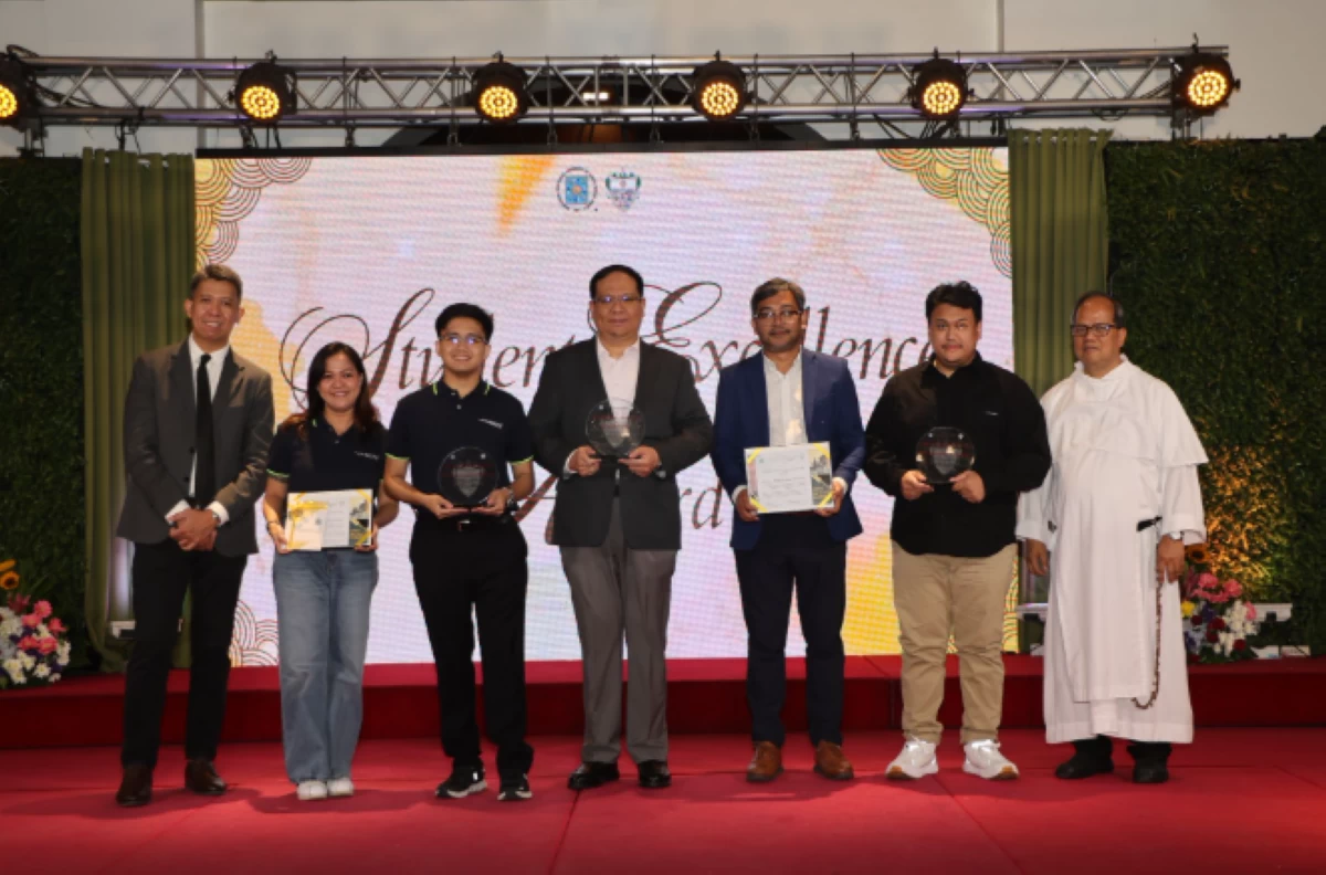 Dean Angelo R. dela Cruz (leftmost) and Rev. Fr. Roberto L. Luanzon, Jr., O.P. (rightmost) awards certificates and plaques of appreciation to partners from Eastern Telecommunications, Analog Devices Gen Trias Inc., and QB MACE Construction Corporation