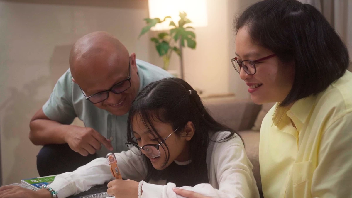 Weng Parez and her family work through lessons together with NTC Homeschool SmartClass (Photos: NTC)