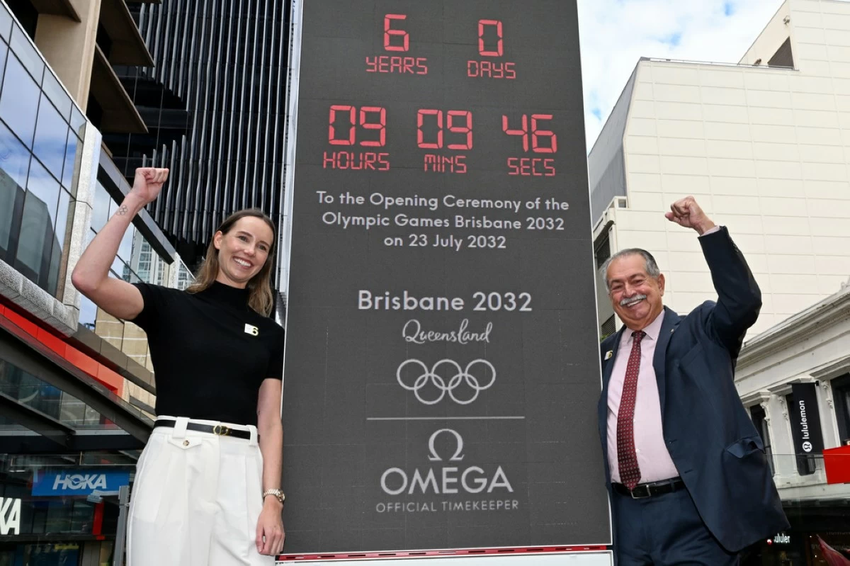 Australian Olympian Emma McKeon, left, and Brisbane 2032 Organising Committee President Andrew Liveris pose at the unveiling of the count-down clock marking six years until the Brisbane 2032 Olympics, in Brisbane, Australia, Thursday, July 23, 2026. (Darren England/AAP Image via AP)
