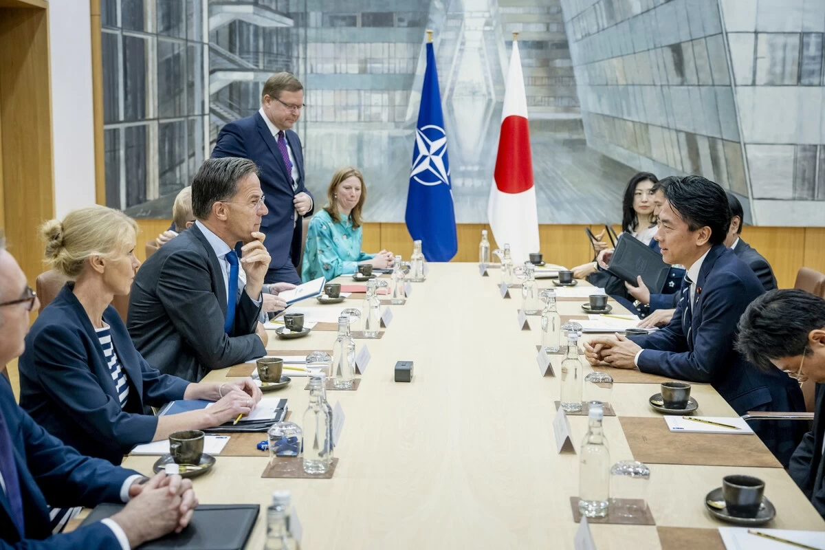 Japanese Defense Minister Shinjiro Koizumi (center right) and NATO Secretary-General Mark Rutte (center left) hold talks at the NATO headquarters in Brussels on Wednesday, July 22.