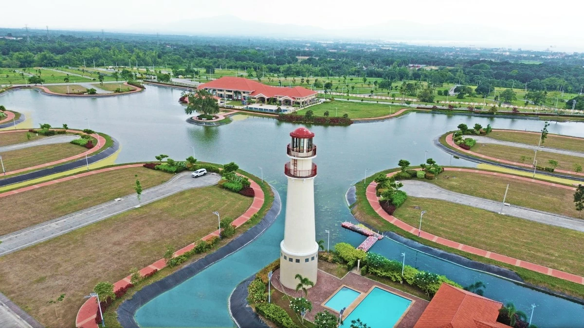 Catalina Lake Residences in Bauan, Batangas, attracts prospective homebuyers and investors with its lakeside living concept. (Photo: Royale Homes)