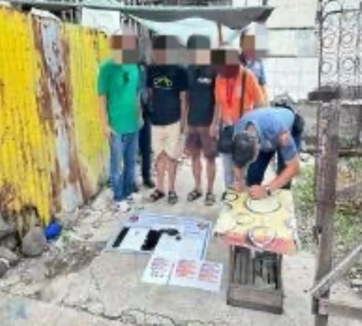 The Muntinlupa police with the suspects (Photo from the Muntinlupa police / SPD) 