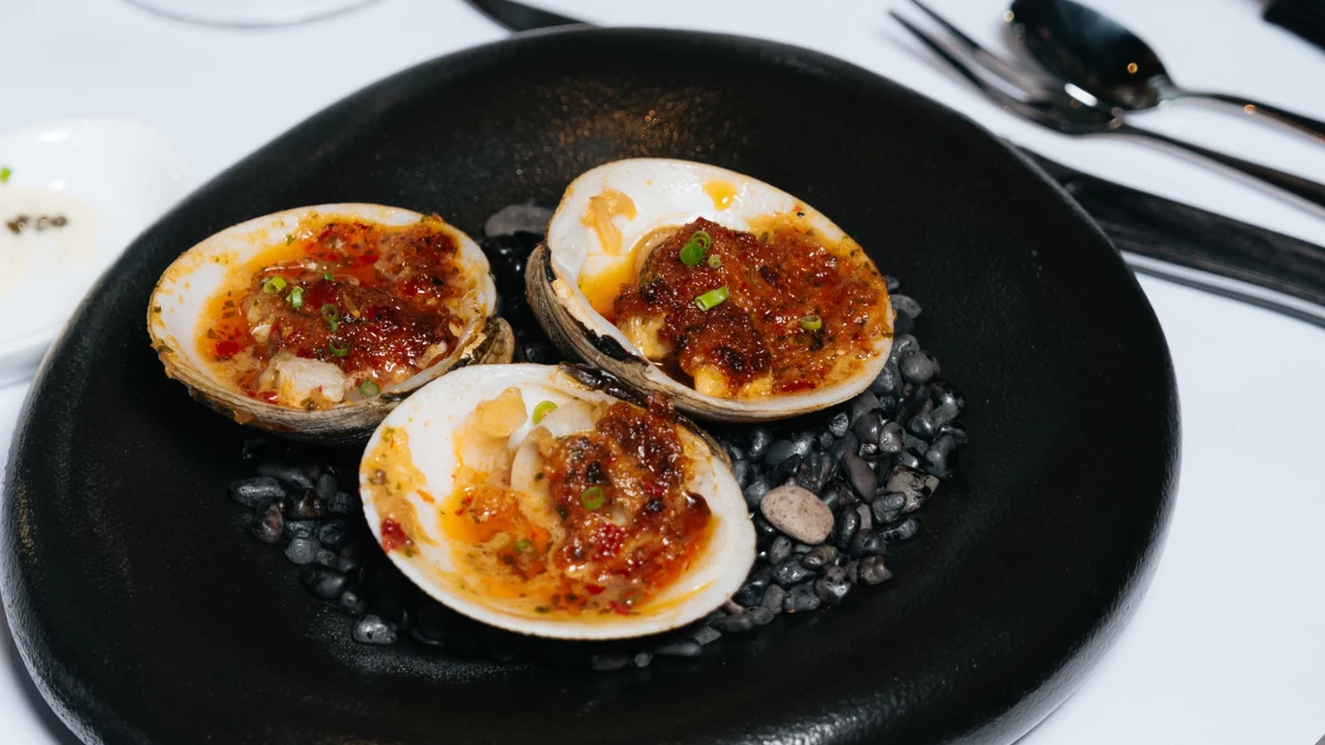Fire-Roasted Live Imbaw Clams Casino