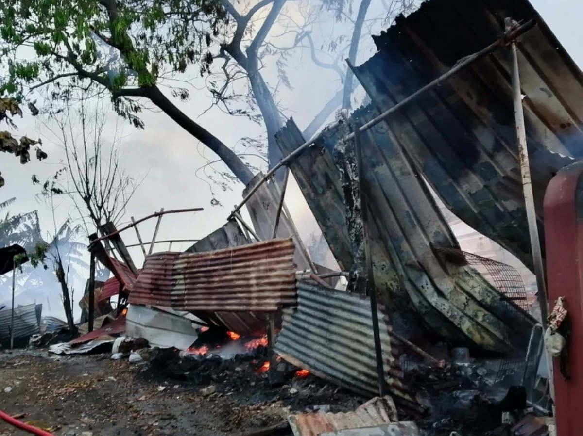 The fire in Barangay Putatan, Muntinlupa, on July 24 (Photo from Sucat BDRRM Responders on Facebook) 