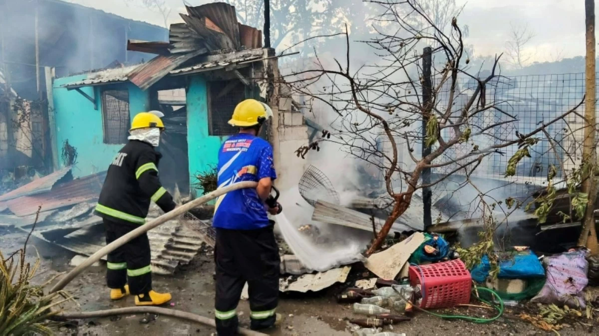 The fire in Barangay Putatan, Muntinlupa, on July 24 (Photo from Sucat BDRRM Responders on Facebook) 