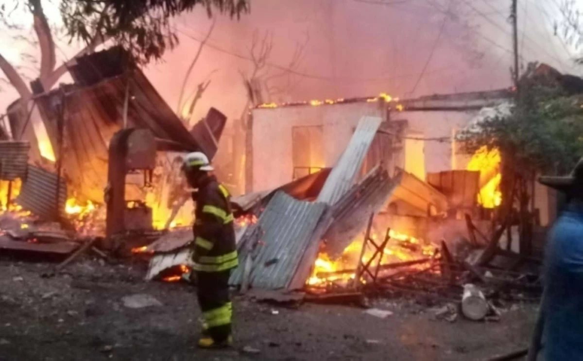 The fire in Barangay Putatan, Muntinlupa, on July 24 (Photo from Sucat BDRRM Responders on Facebook) 