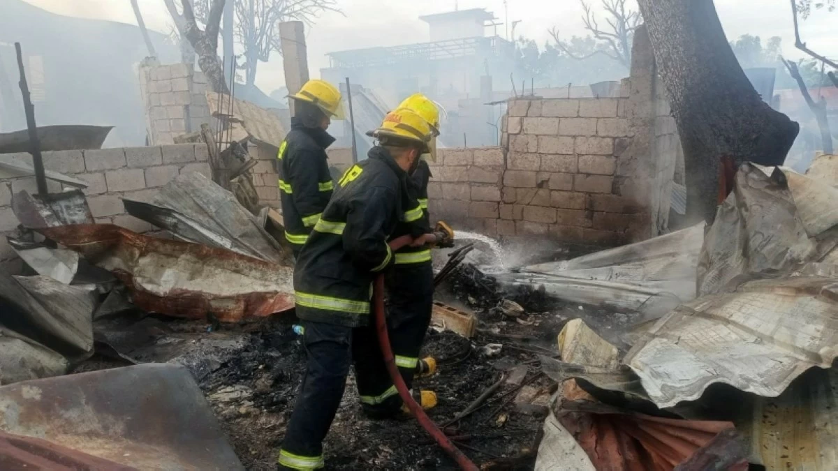 Firefighters putting out the fire in Barangay Putatan, Muntinlupa, on July 24 (Photo from the Muntinlupa City Fire Station) 