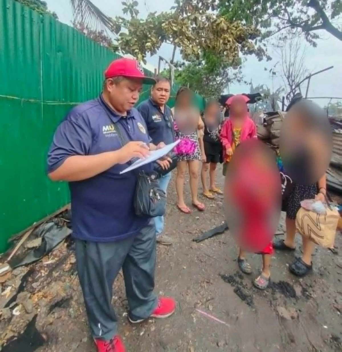 Employees of the Muntinlupa Social Services Department interviewing affected residents in Barangay Putatan on July 24 (Photo from Muntinlupa SSD) 