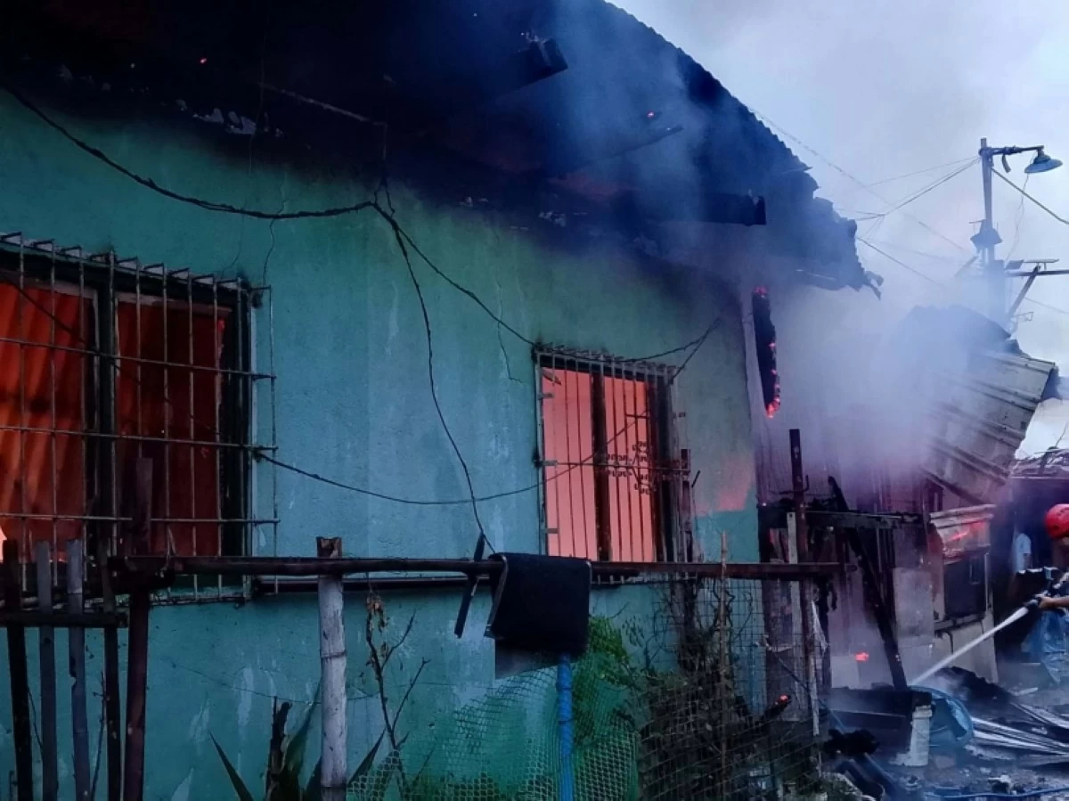 The fire in Barangay Putatan, Muntinlupa, on July 24 (Photo from Sucat BDRRM Responders on Facebook) 