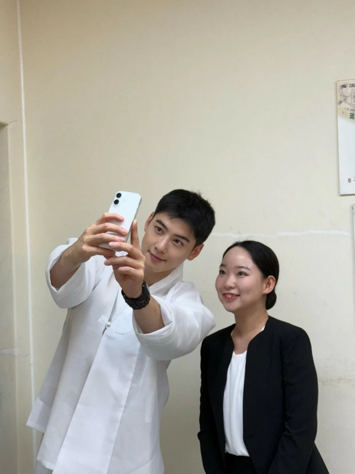 Chae Eun-woo with haegeum player Shin Sua at the concert (Shin Sua on Instagram) 
