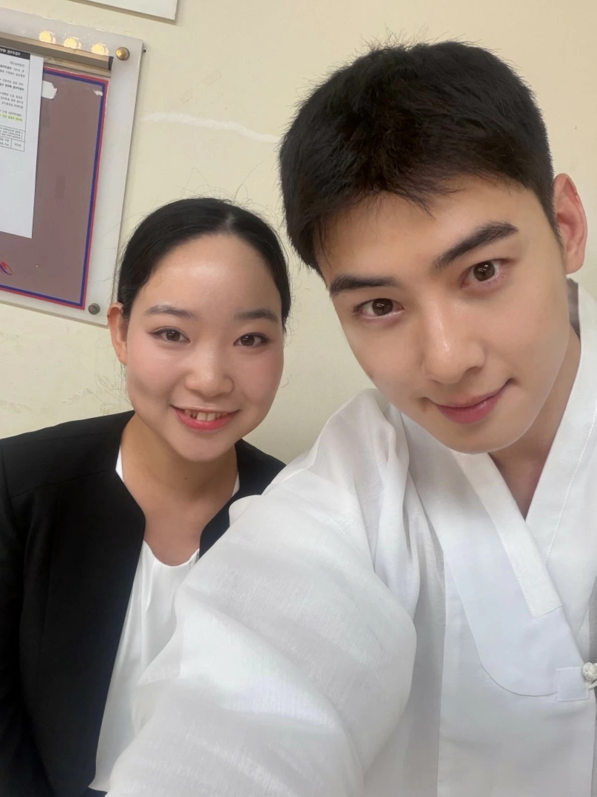 Chae Eun-woo with haegeum player Shin Sua at the concert (Shin Sua on Instagram) 