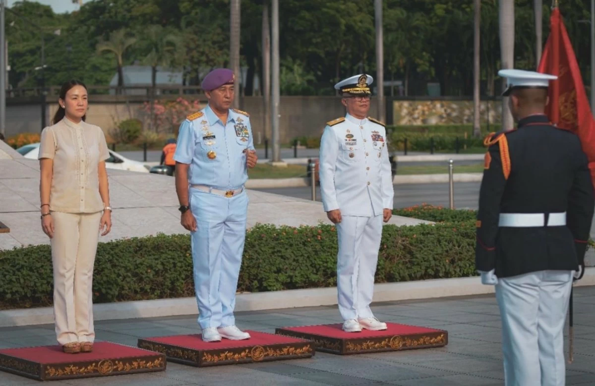Wreath-laying ceremony held with (from left) Hon. Angela Lei “Chi” Atienza, Vice Mayor of Manila; Lt. Gen. Nur Alamsyah, Commander of the Naval Doctrine, Education and Training Command, Indonesian Navy; and Commodore Redentor R. Cortezano, PN, Deputy Commander of the Naval Reserve Command.