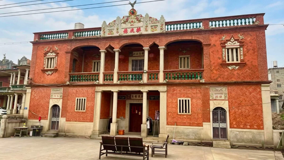 Nestled in Hongxi Village, Jinjiang, China, this two-story De Cheng Building was the ancestral home of the late retail tycoon Henry Sy Sr. Built in the 1950s using traditional Minnan architecture, the 450-square-meter residence stands as the humble origin of the SM commercial empire.