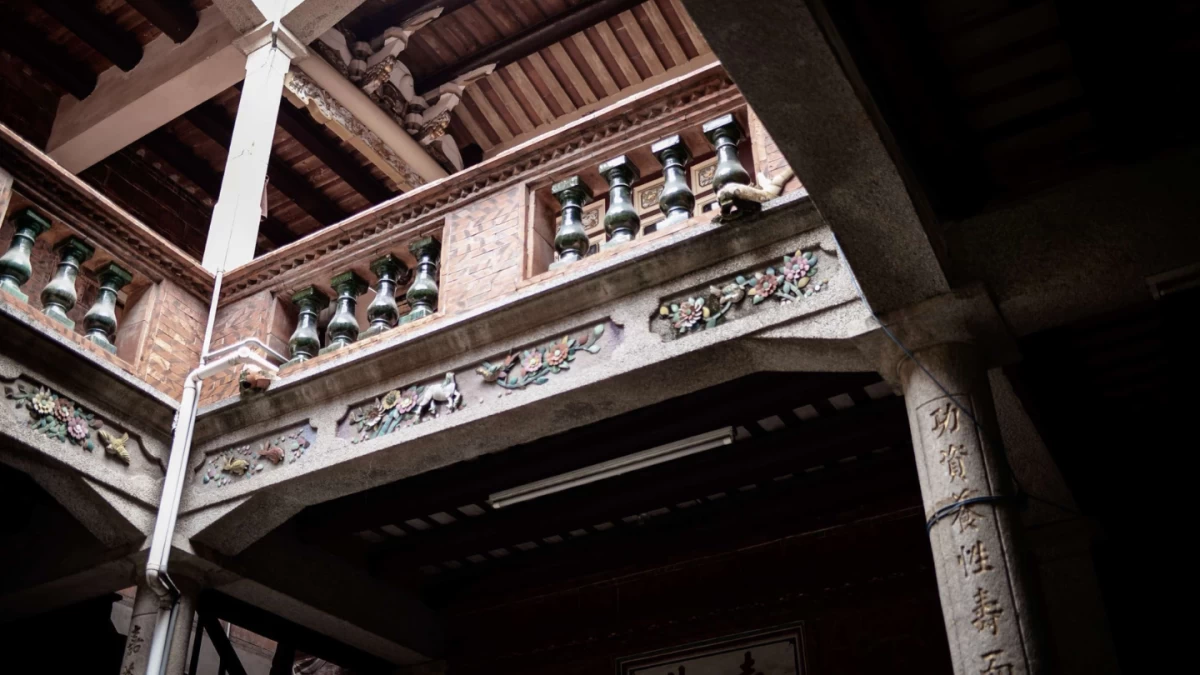 Built with local granite, deep red brick, and delicate Qianci porcelain details, the De Cheng Building showcases the traditional Fan Zai Lou architectural style.