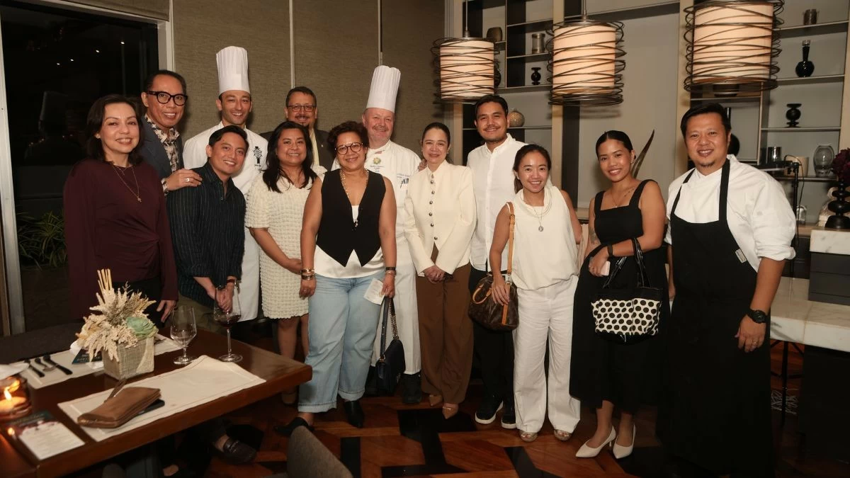 The author, alongside fellow media, the chefs, and hotel executives (Photo: Discovery Primea)