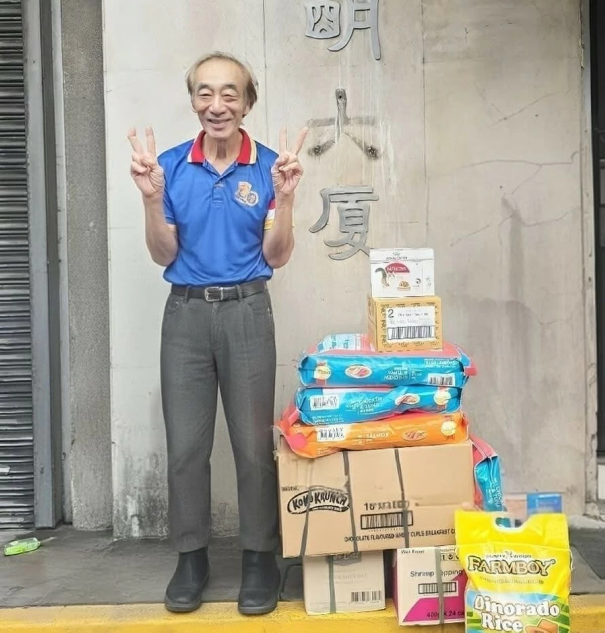 Angkong Rooney receives donations to help sustain his daily mission of feeding stray cats across Binondo. (Photo courtesy of Jan Sy)