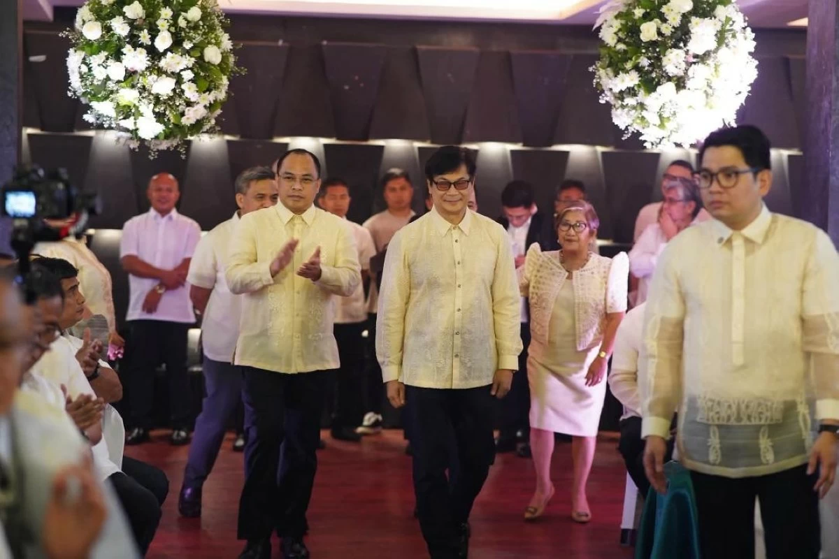 BOHOL Gov. Aris Aumentado (left) welcomes Cabinet Secretary Benhur Abalos during the province’s 172nd founding anniversary celebration. (Contributed photo) 