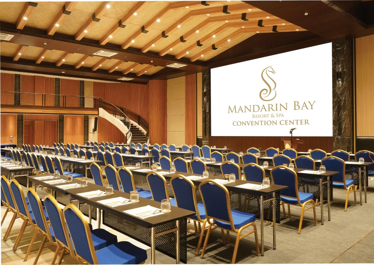 The Mandarin Bay Convention Center is a versatile space that can accommodate up to 300 guests for conferences, conventions, gala dinners, and celebrations.