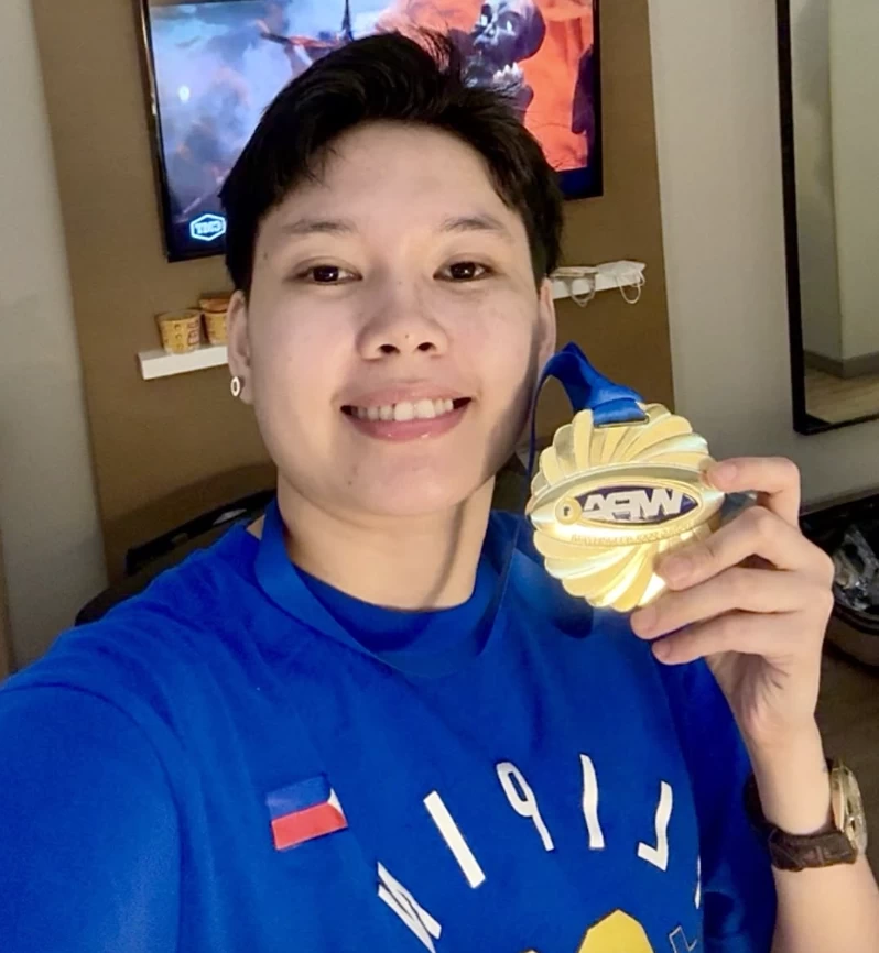 Chezka Centeno proudly shows her medal after winning the world 8-ball title. (Chezka Centeno Facebook)