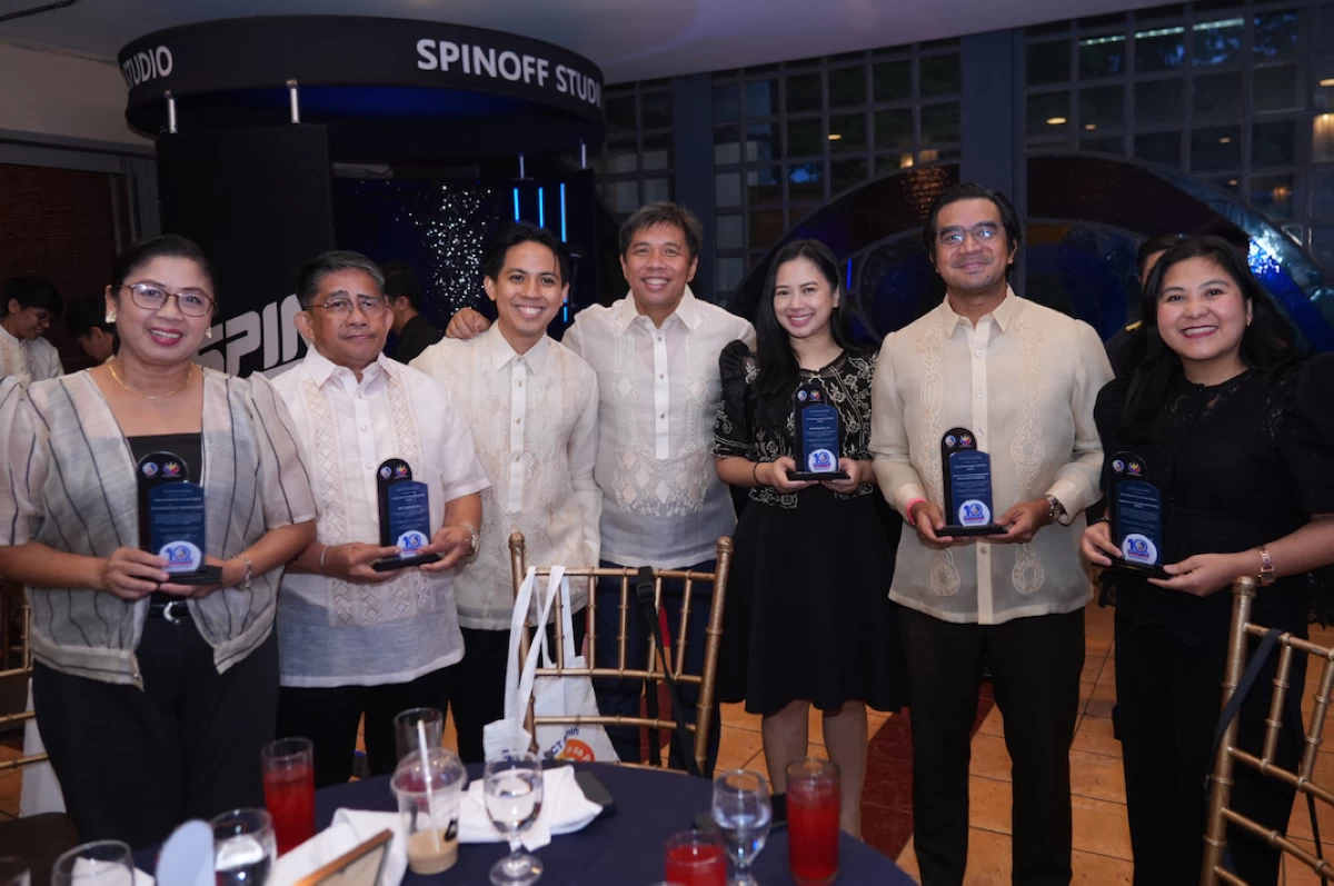 Grab Philippines Public Affairs Manager Marien Lucenario [third from right] receives the DICT’s “Bayani sa Last-Mile” award on behalf of Grab for advancing digital inclusion and expanding livelihood opportunities for Filipino delivery-partners and MSMEs.