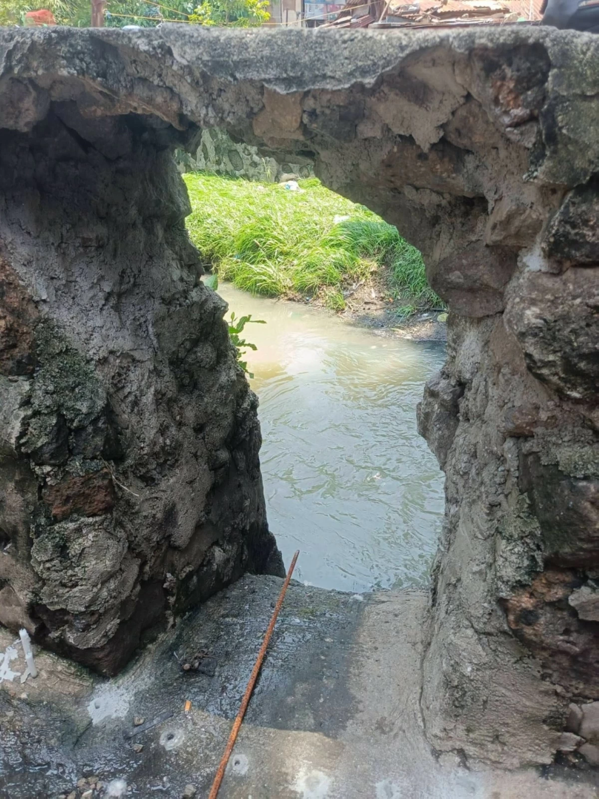 The hole leading to a creek in Barangay North Signal Village, Taguig, on July 28 (Photo from Barangay North Signal Village's Facebook account) 