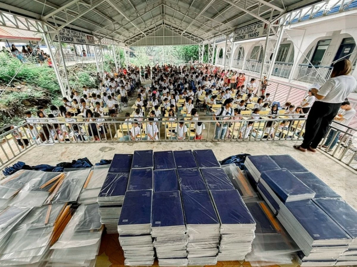 Book distribution program of the Binangonan LGU (Photo from Mahal Kong Binangonan's FB page) 