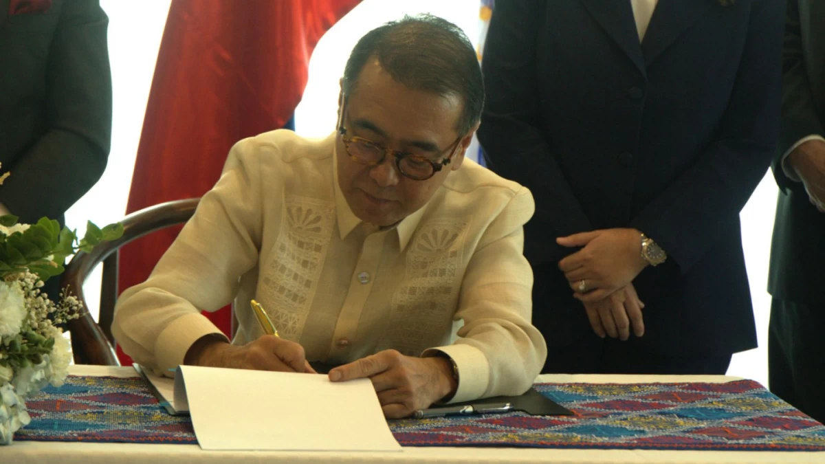 Maharlika Investment Corp. President and Chief Executive Officer Rafael D. Consing Jr. signs a memorandum of understanding with Morocco’s Ithmar Capital on Tuesday, July 28. (Photo by Derco Rosal)