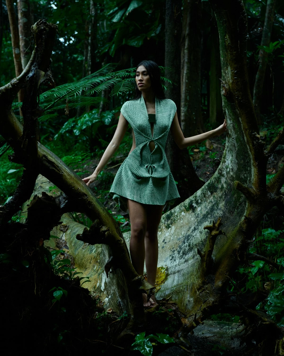 Knitted symmetric tension draped top in cotton and piña with mother of pearl clip in forest jade color.