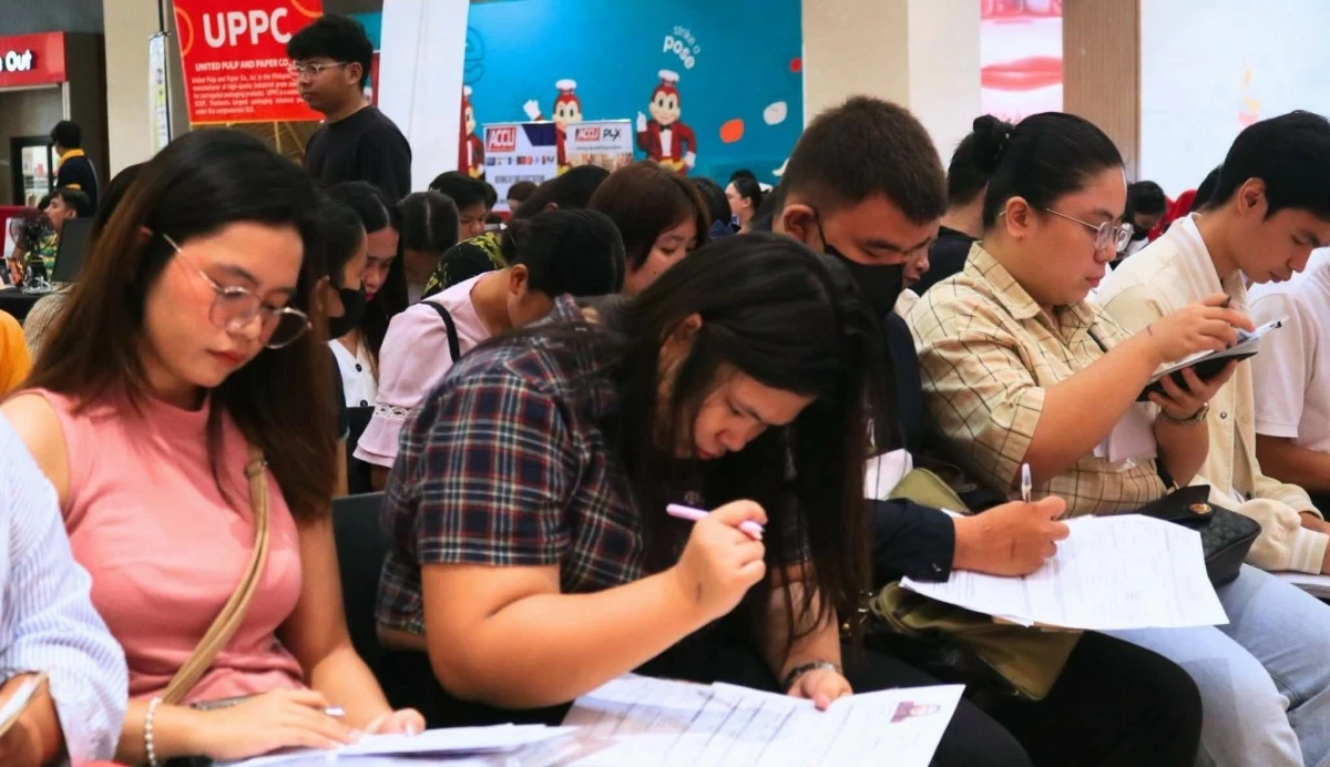 Young Bulakenyos crowd a mall in Malolos City to seek jobs and support their families. (Photos courtesy of PPAO)