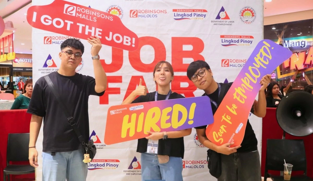 Young Bulakenyos crowd a mall in Malolos City to seek jobs and support their families. (Photos courtesy of PPAO)