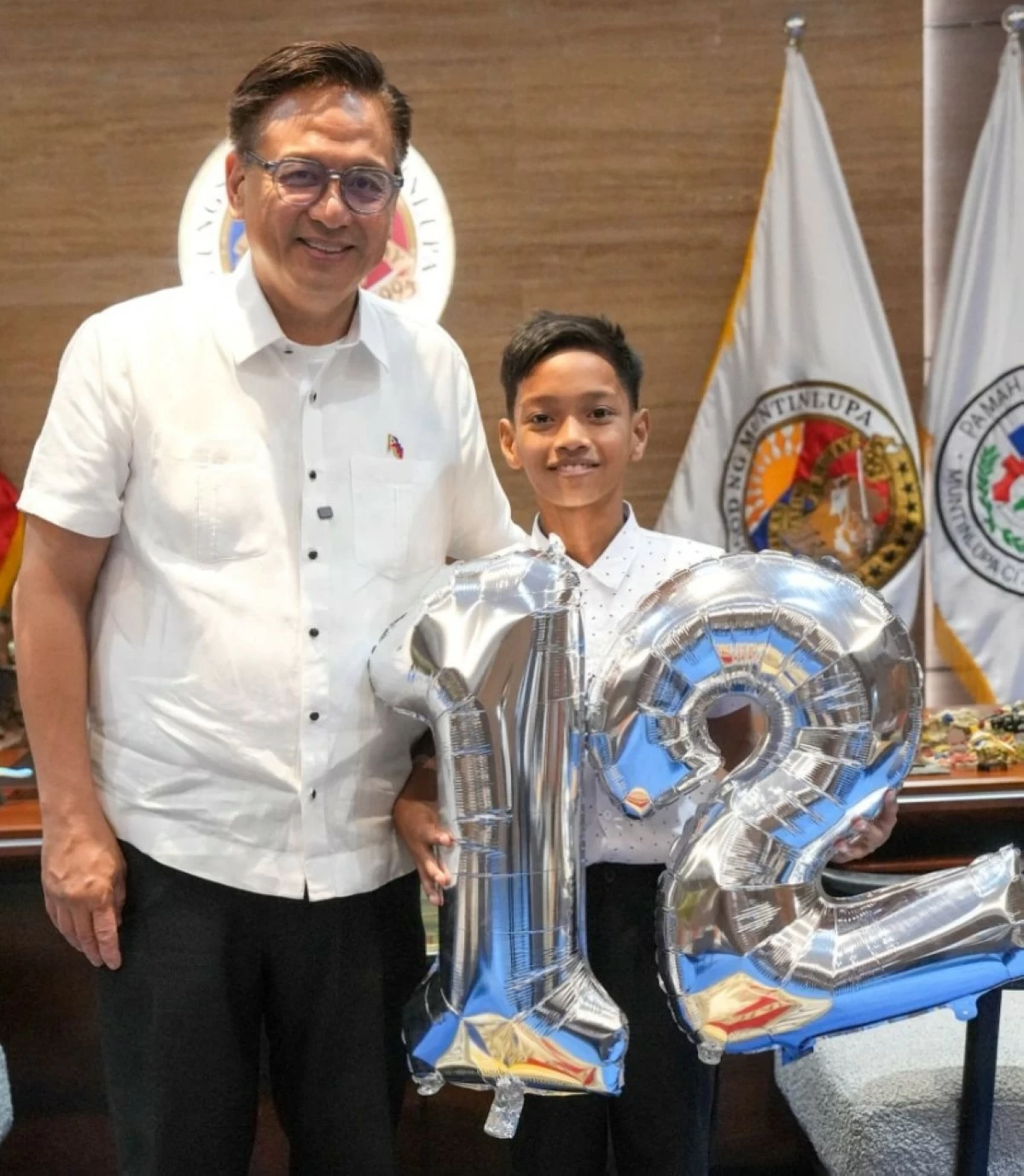 Mayor Ruffy Biazon (left) with Geril Lee Trazares, Muntinlupa's 100 millionth Filipino, (Photo from Muntinlupa PIO) 