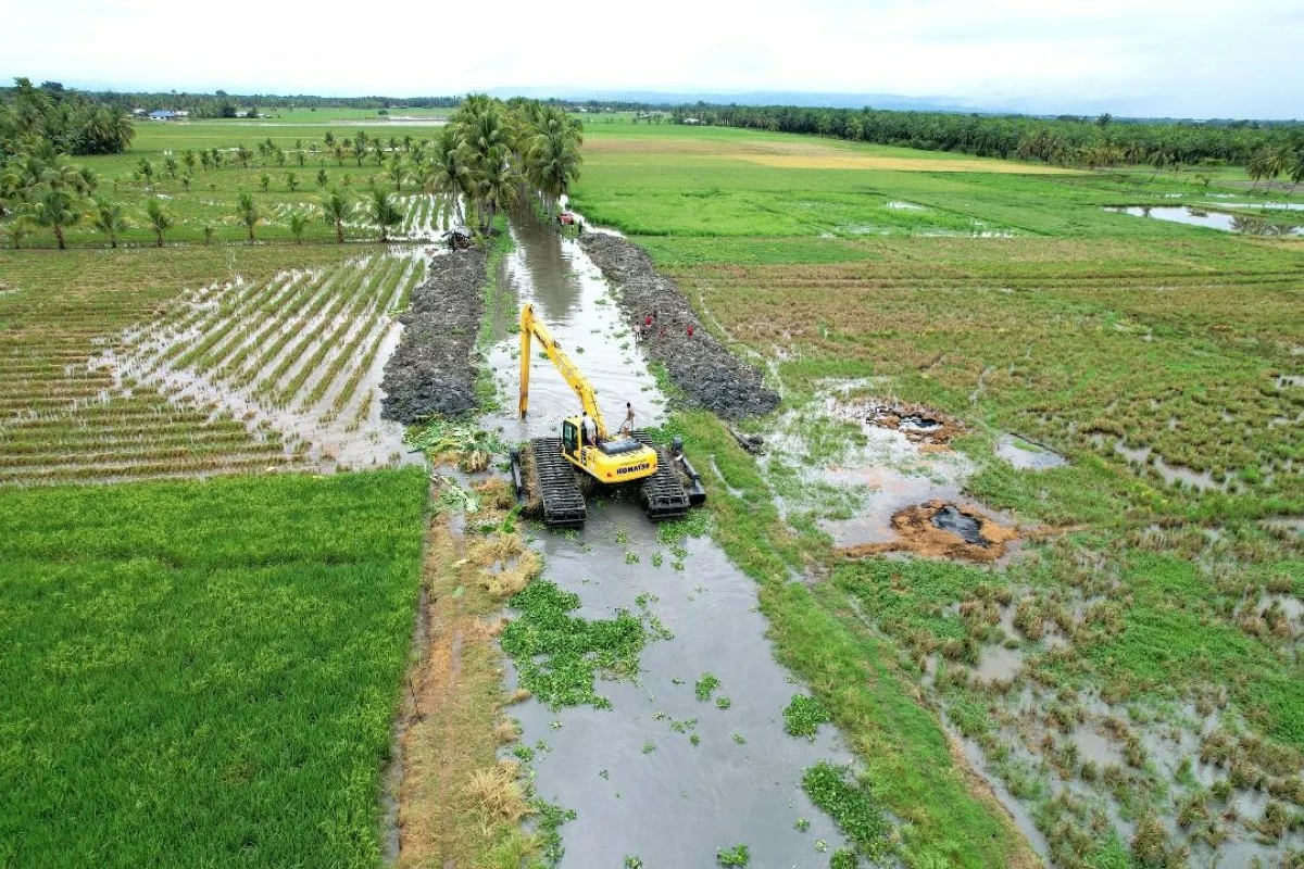 AN excavator desilts a waterway in Barangay Magatos in Kabacan, Cotabato. (Provincial Government of Cotabato)