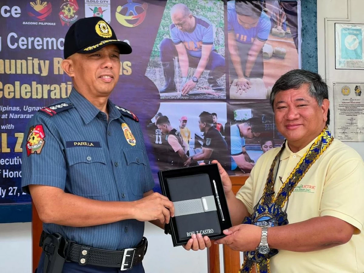 
MORE Power President and CEO Roel Castro (right) with Iloilo City Police Office chief Police Col. Wilbert Parilla.  (MORE Power)
 
