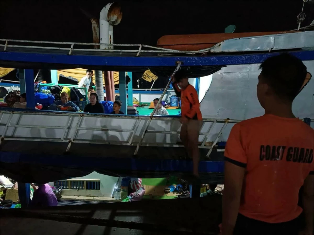 COAST Guard personnel rescue 62 persons from a distressed motorboat in Tawi-Tawi. (FB) 
