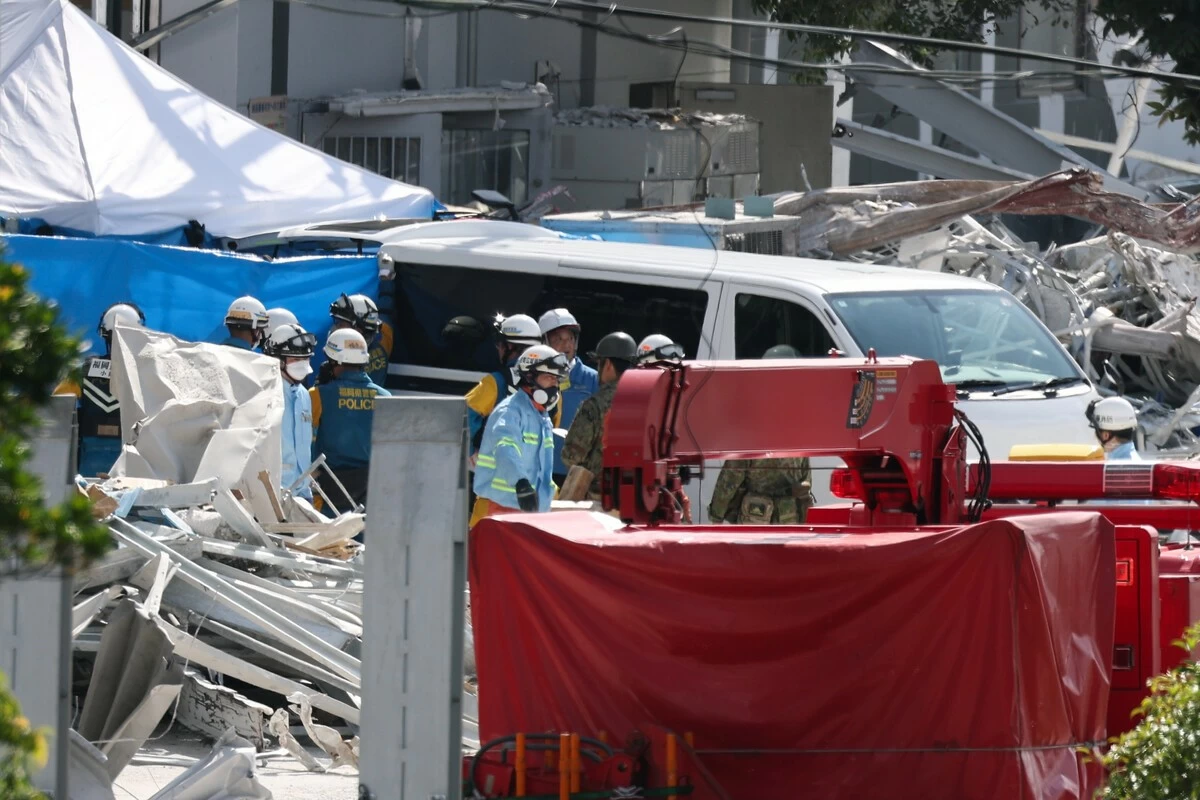 Firefighters conduct search-and-rescue operations at Aeon Mall Kumamoto in the town of Kashima, Kumamoto Prefecture, on Thursday morning.
