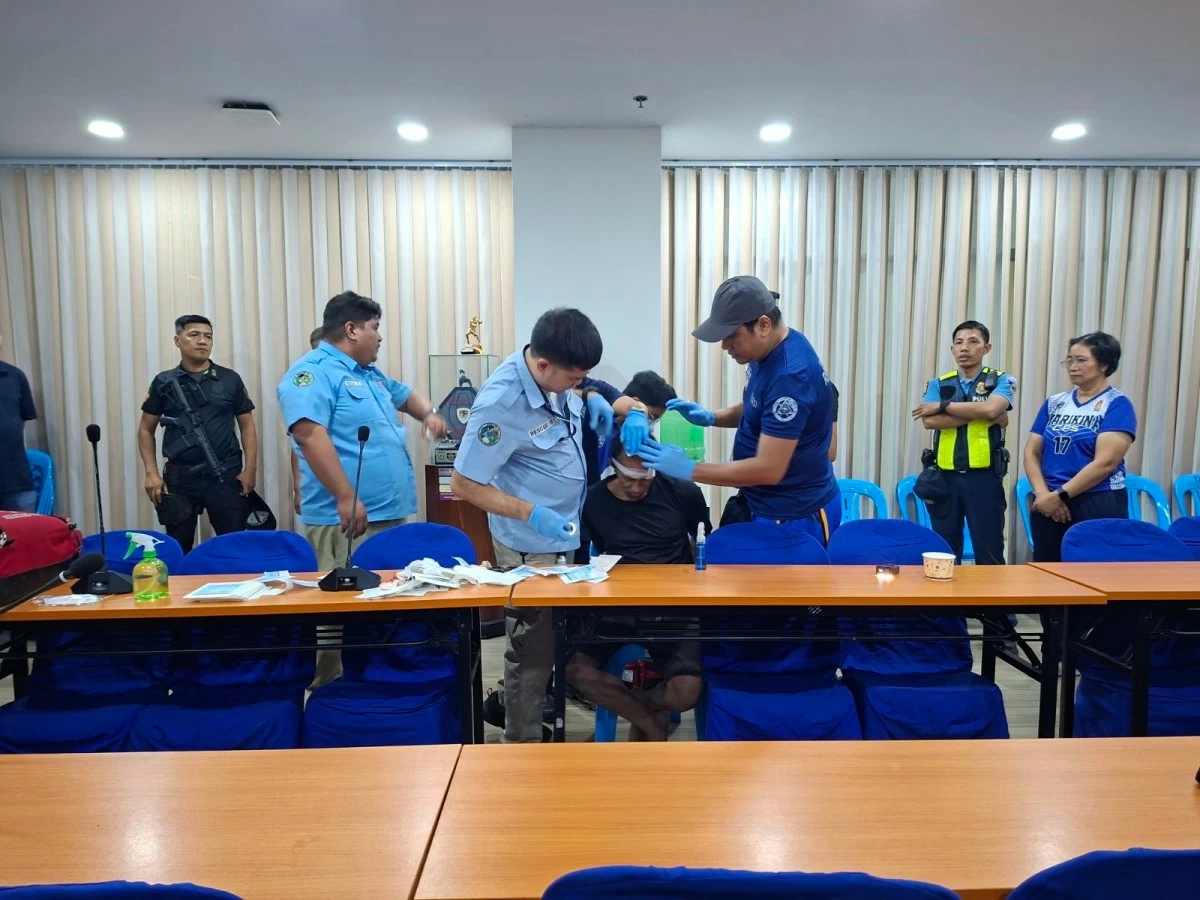 Police arrest the suspect in the hacking of a woman and a 10-year-old boy in Marikina City. (Photos from Marikina CPS)