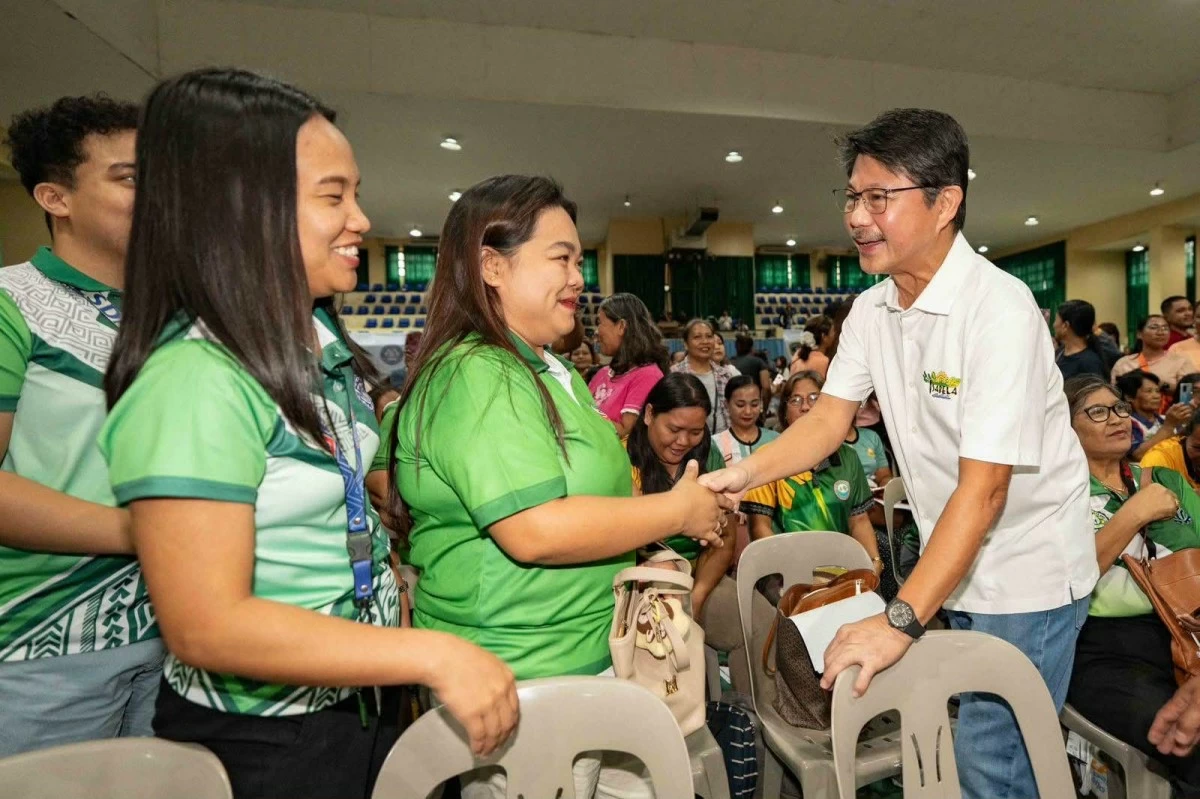 House Speaker Faustino “Bojie” Dy III (rightmost) (House of Representatives)