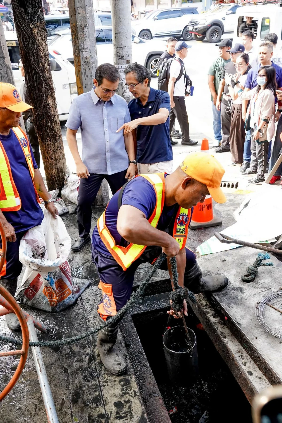 Manila Mayor Isko Moreno and DPWH Secretary Vince Dizon inspect drainage operations along España Boulevard. (Photos courtesy of the Manila Public Information Office)