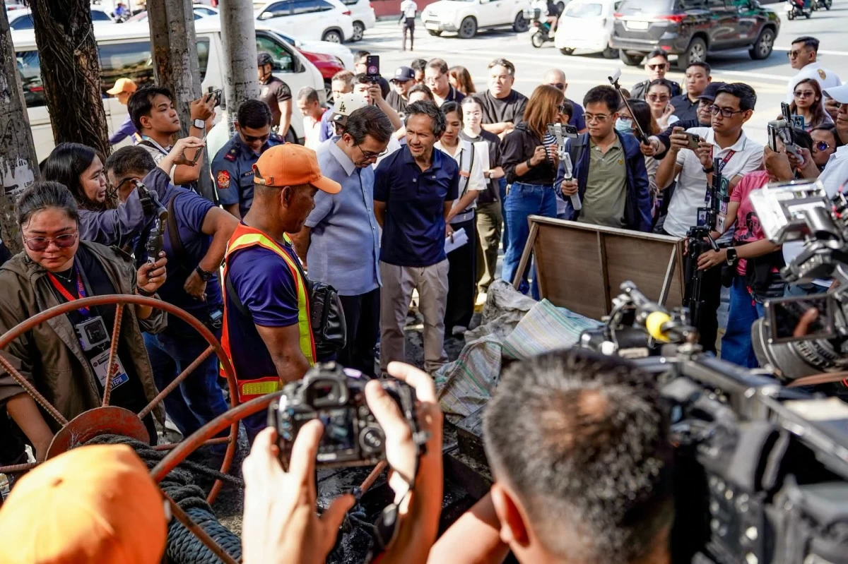 Manila Mayor Isko Moreno and DPWH Secretary Vince Dizon inspect drainage operations along España Boulevard. (Photos courtesy of the Manila Public Information Office)