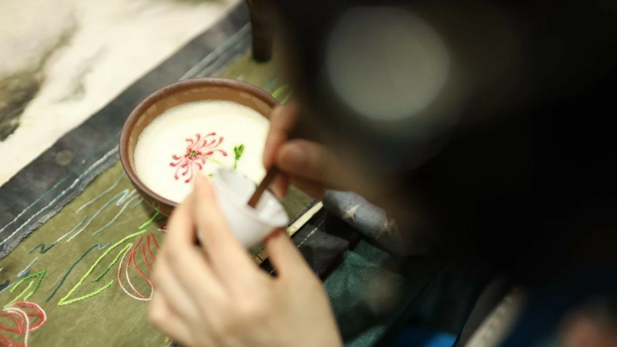 A PALETTE OF TEA

Colorful Tea Baixi creations showcase the artistry of traditional Chinese tea painting during the Tea for Harmony Yaji Cultural Salon. Using tea foam as a canvas, participants transformed cups of tea into intricate works of art while exploring centuries-old tea traditions. (Photo: Chinese Embassy Manila)