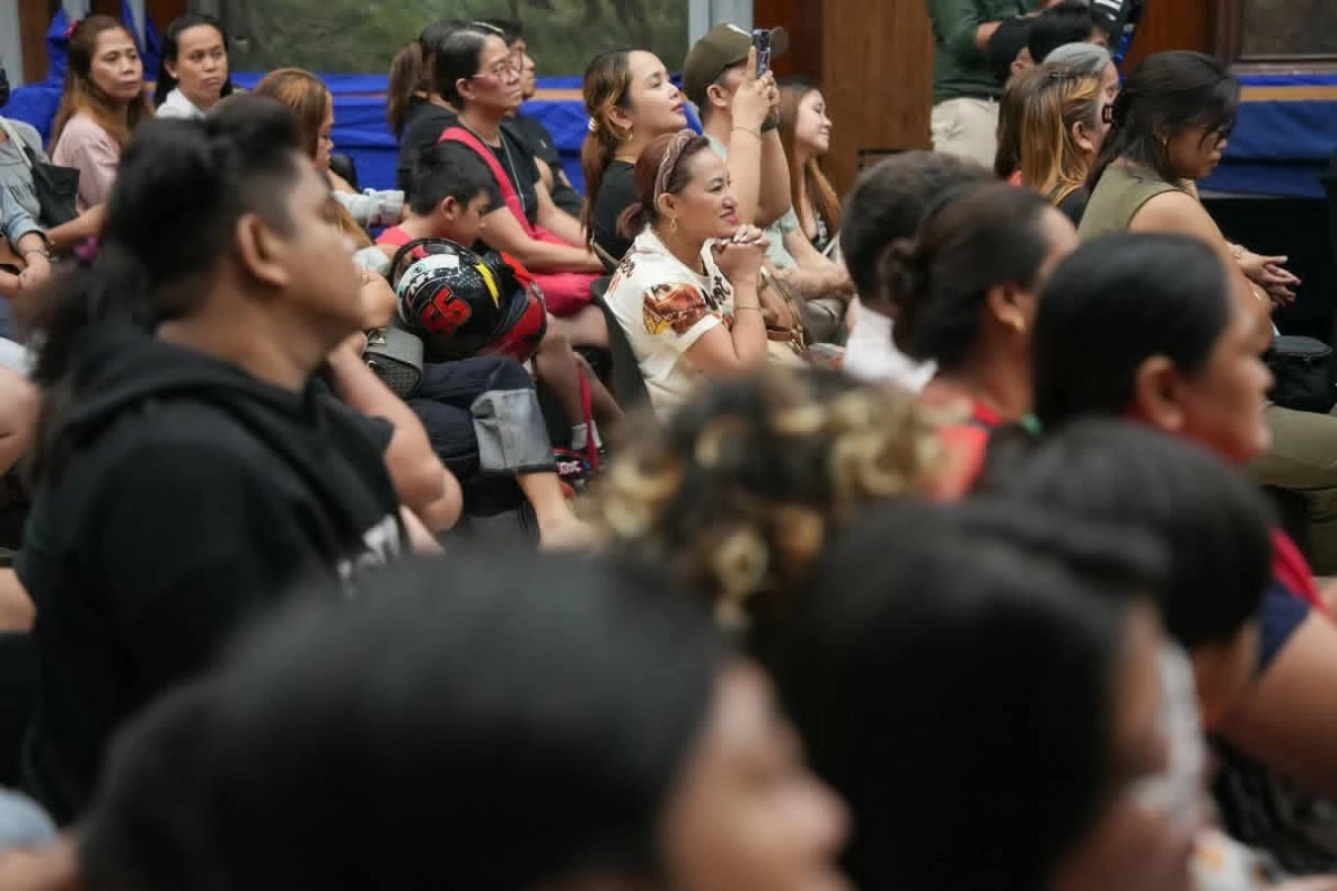 Food vendors meet with Manila Mayor Isko Moreno and city officials to discuss concerns, regulations, and measures to maintain cleanliness and order in their areas of operation. (Photo courtesy of Manila PIO)
