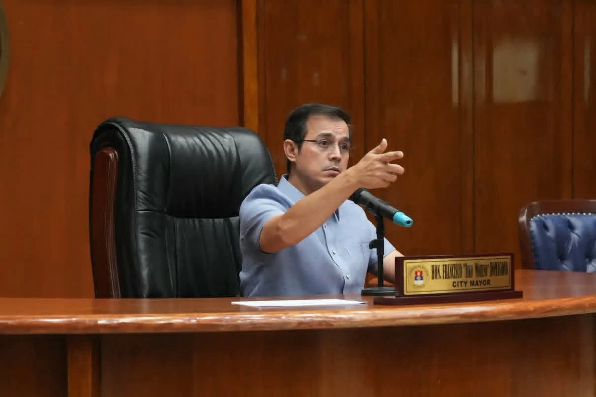 Manila Mayor Isko Moreno warns food vendors against violating city regulations, stressing that business permits come with the responsibility to follow cleanliness and public order rules.  (Photo courtesy of Manila PIO)