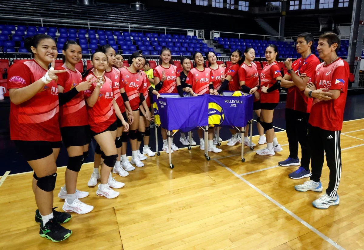 The Alas Pilipinas U17 Girls team—(from left) Cristina Madele Gale, Irish May Mahinay, Resty Jane Olaguir, Jello Andrea Mauricio, Taj Arkhea Teves, Nadeth Faye Herbon, Jhenica Sadia (covered), Caera Celis, Frances Dianne Ramos, Megan Yesha Hernandez, Sharina Rhyza Lleses, Jhaynna Love Bulandres, Xyz Ellen Rayco, Princess Khaira Manzano, assistant coach Oliver Balse and head coach Edwin Leyva. POC Photo