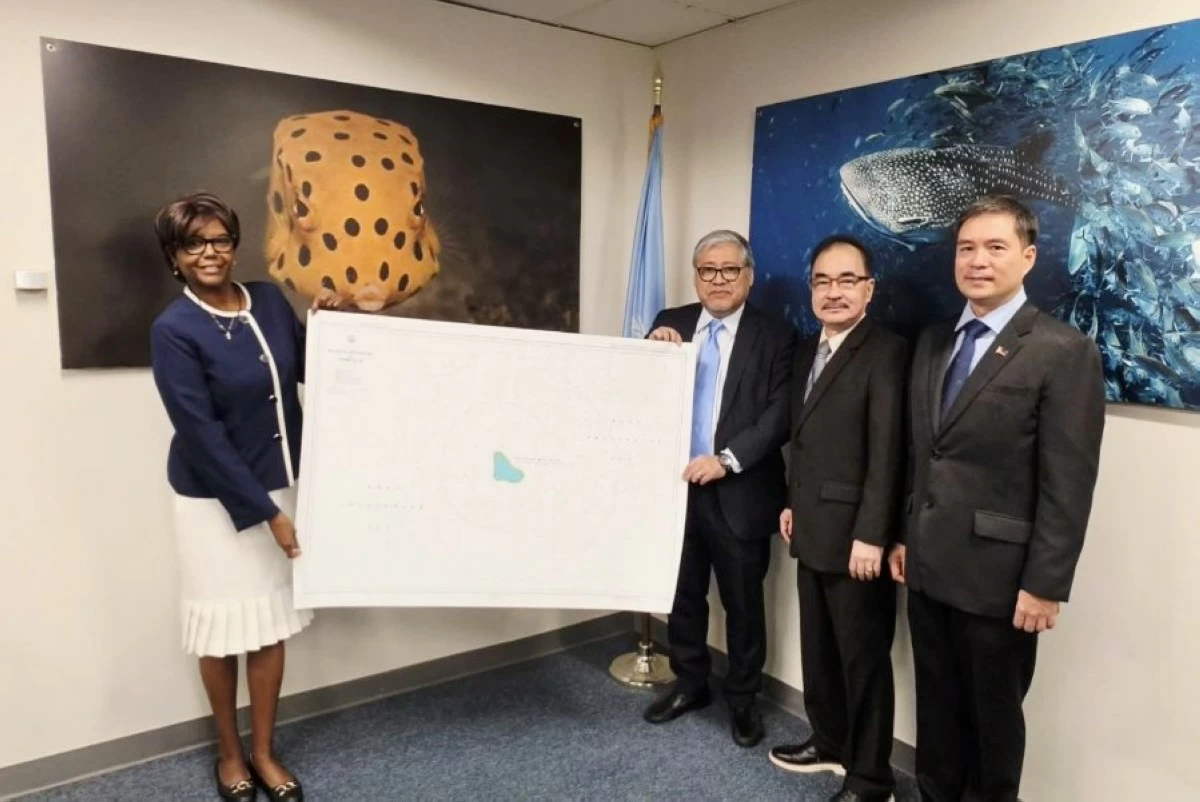Philippine Ambassador and Permanent Representative of the Philippines to the UN Enrique A. Manalo (center), together with Undersecretary Peter N. Tiangco, NAMRIA Administrator, and Deputy Assistant Secretary Rogelio E. Villanueva Jr., DFA Spokesperson for Maritime Affairs (right and rightmost, respectively), presenting the official copy of NAMRIA Chart No. 1567 titled 'Bajo de Masinloc and Approach' to UN Division for Ocean Affairs and the Law of the Sea represented by Deputy Director Alice Hicuburundi (leftmost). (DFA)